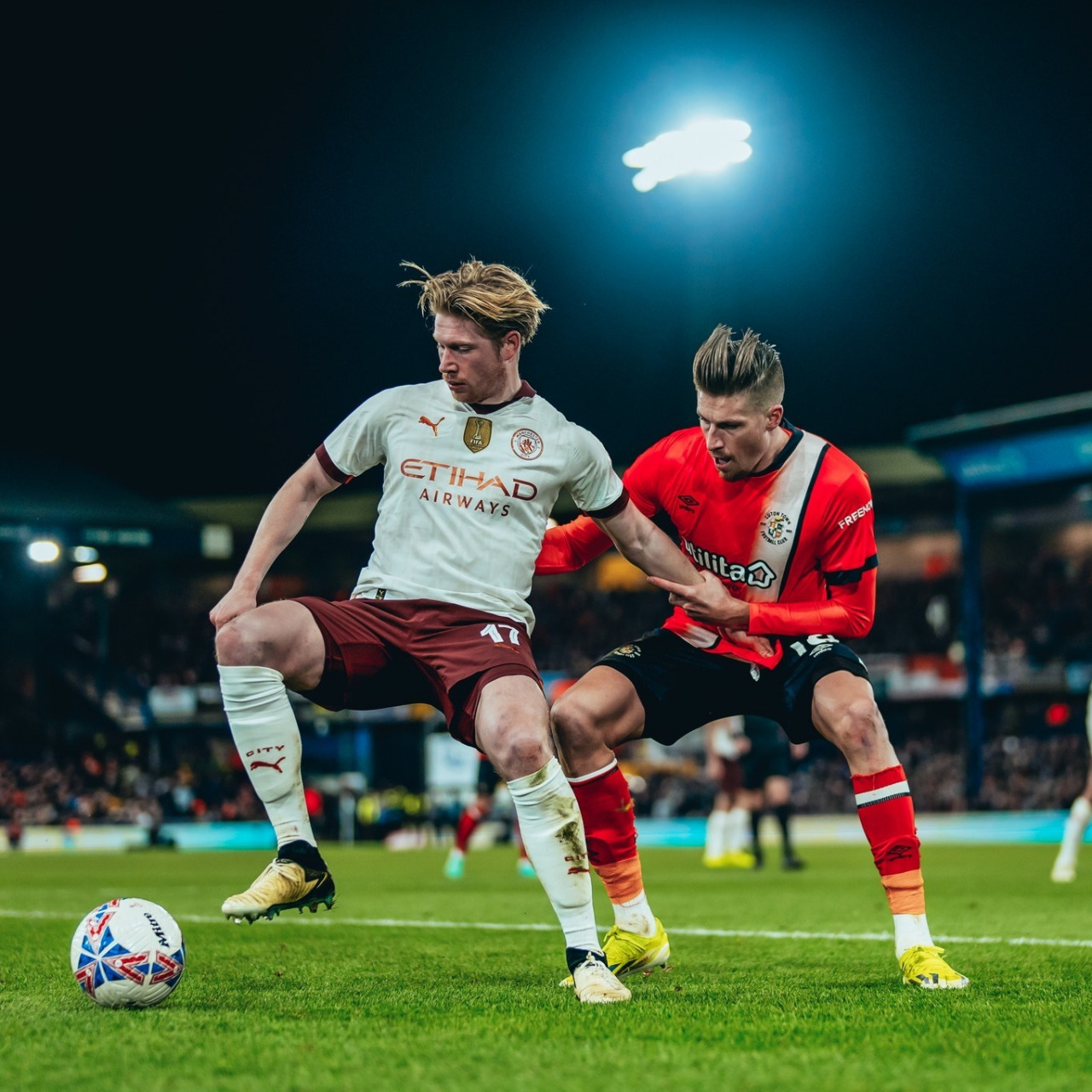 九游娱乐-关于德布劳内巅峰对决，哈兰德与30激战西班牙队分钟，势不可挡胜负难料！的信息